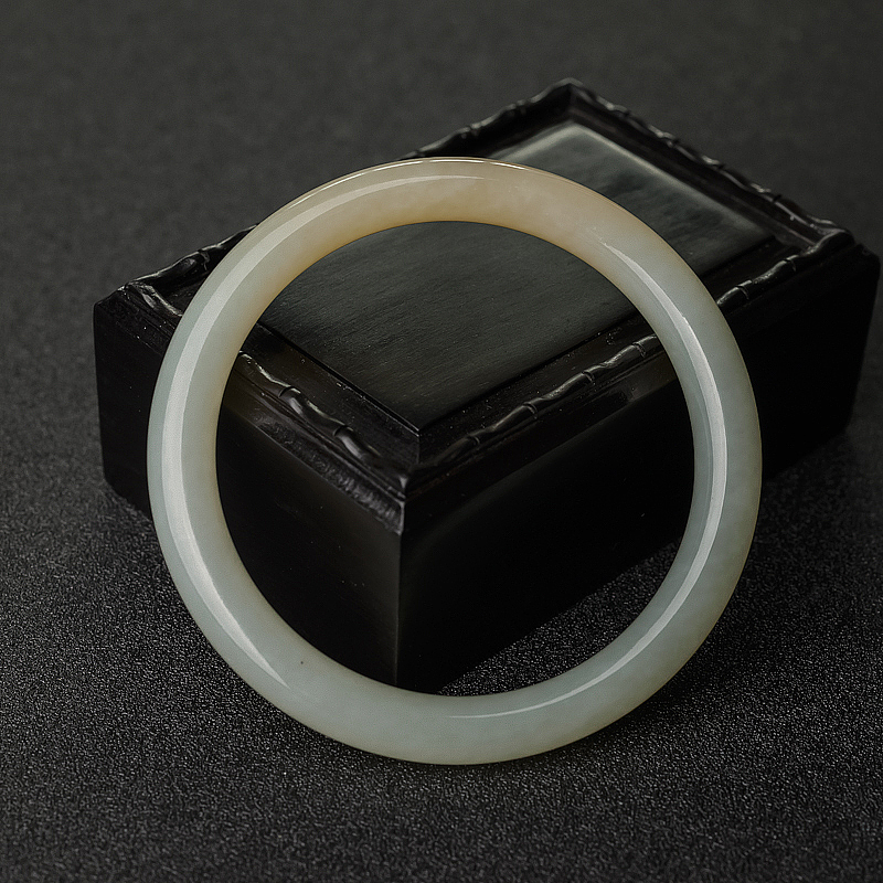 俄料俏色和田玉圆条手镯-红掌柜