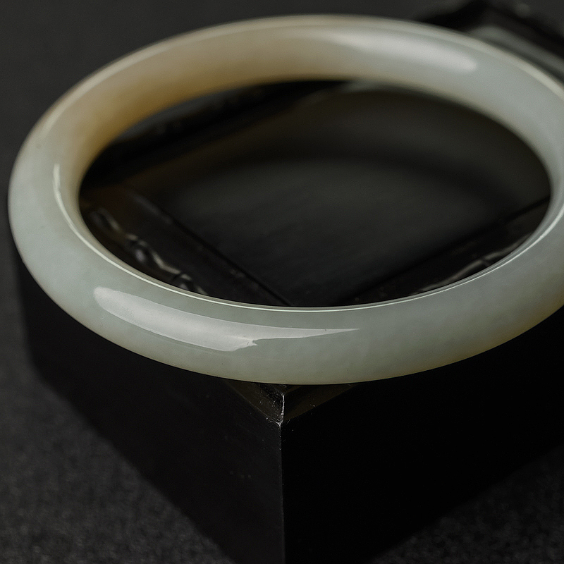 俏色和田玉圆条手镯-红掌柜