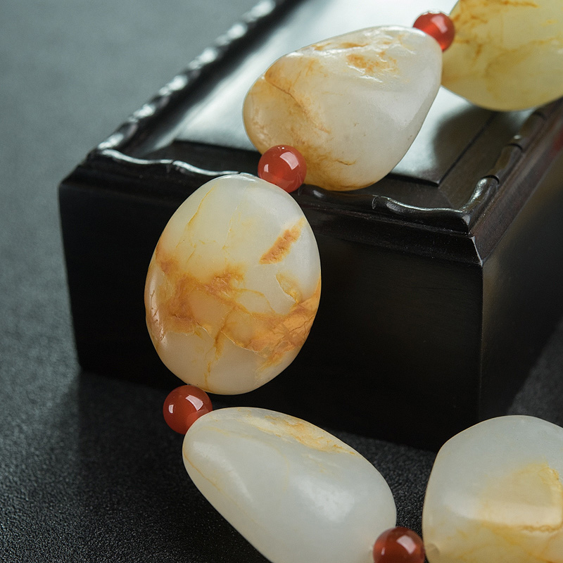 天然籽料俏色和田玉随形单圈手串-红掌柜