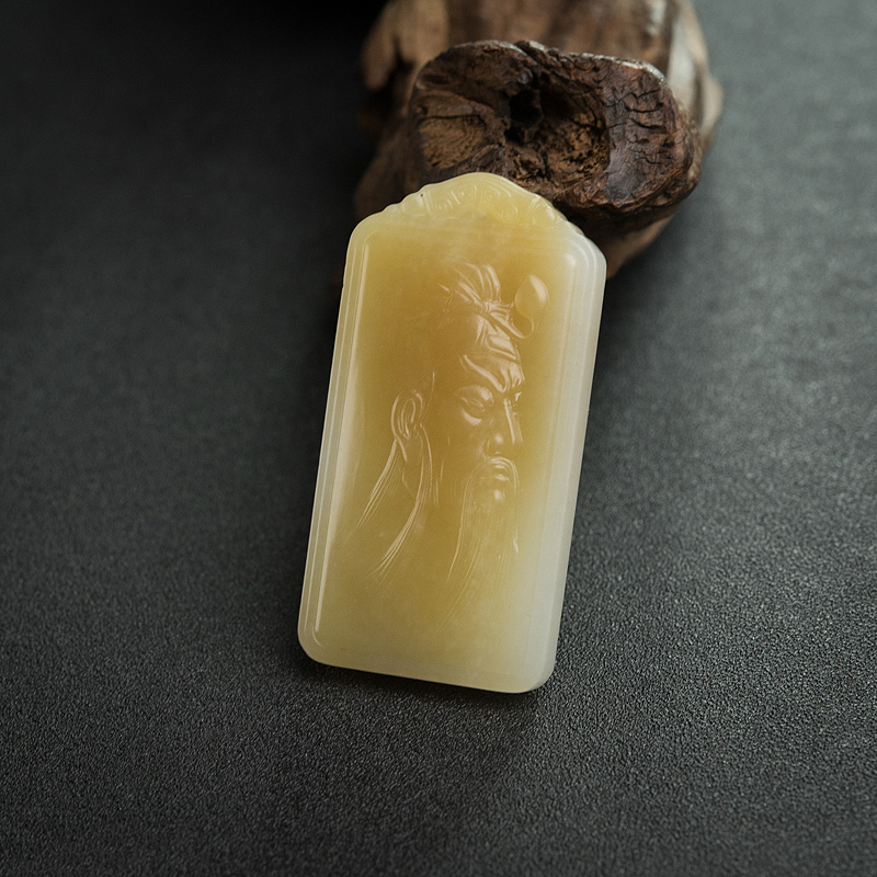 俄罗斯山料俏色和田玉关公吊坠-红掌柜