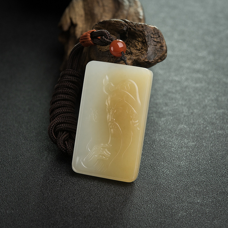 俄罗斯山料俏色和田玉关公吊坠-红掌柜