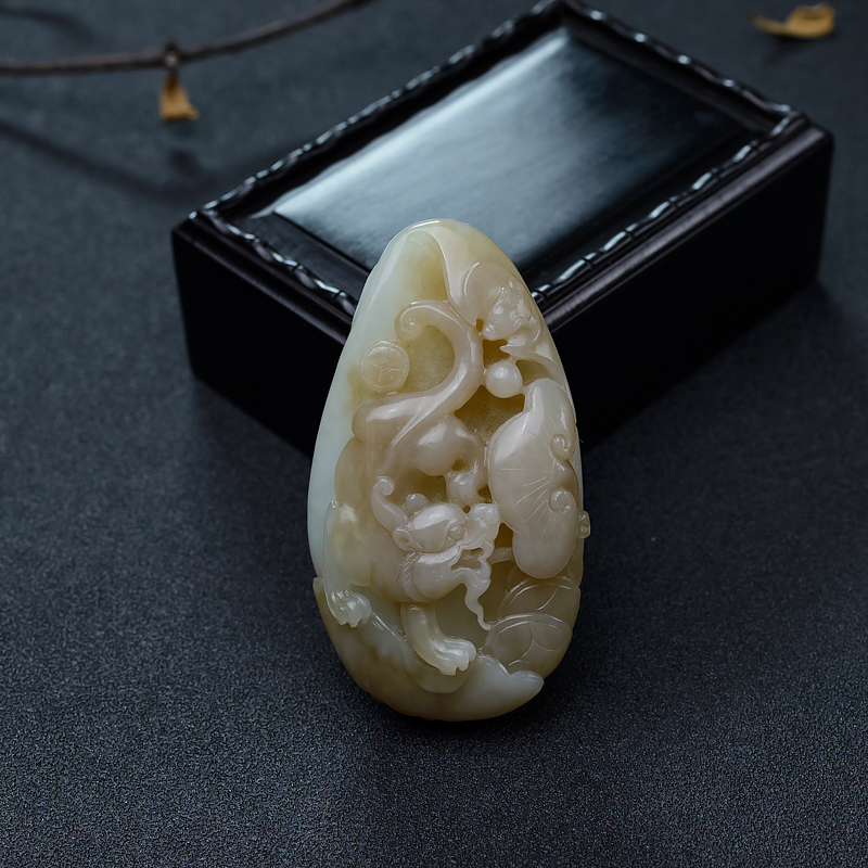 山料俏色和田玉貔貅吊坠-红掌柜