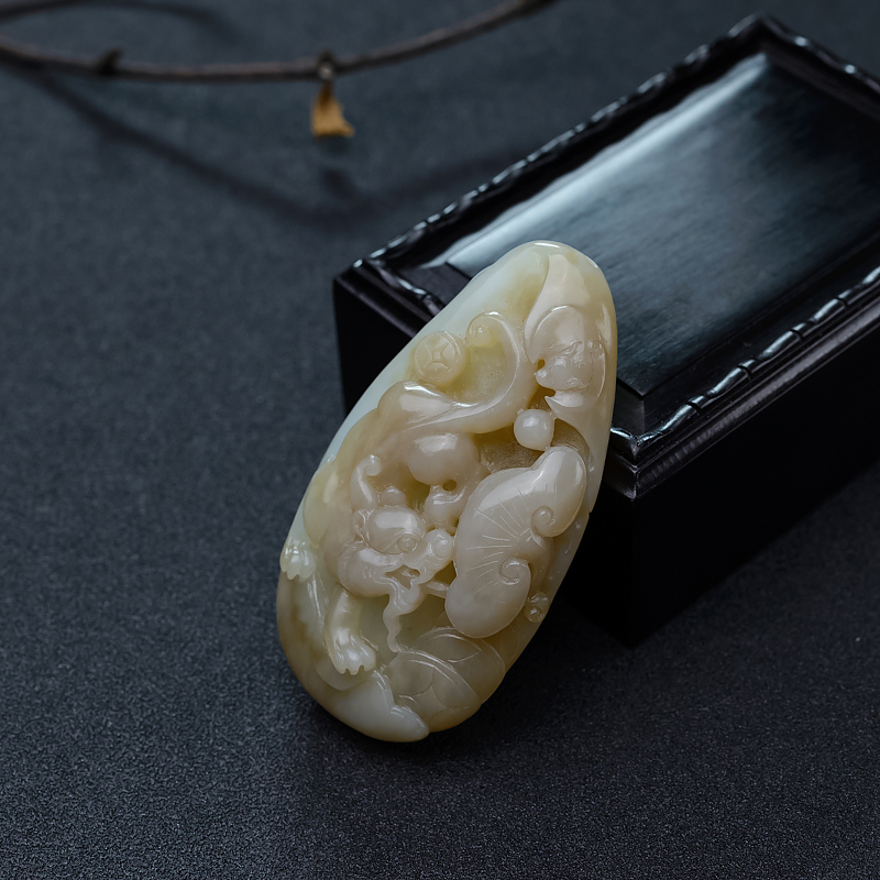 俏色和田玉貔貅吊坠-红掌柜