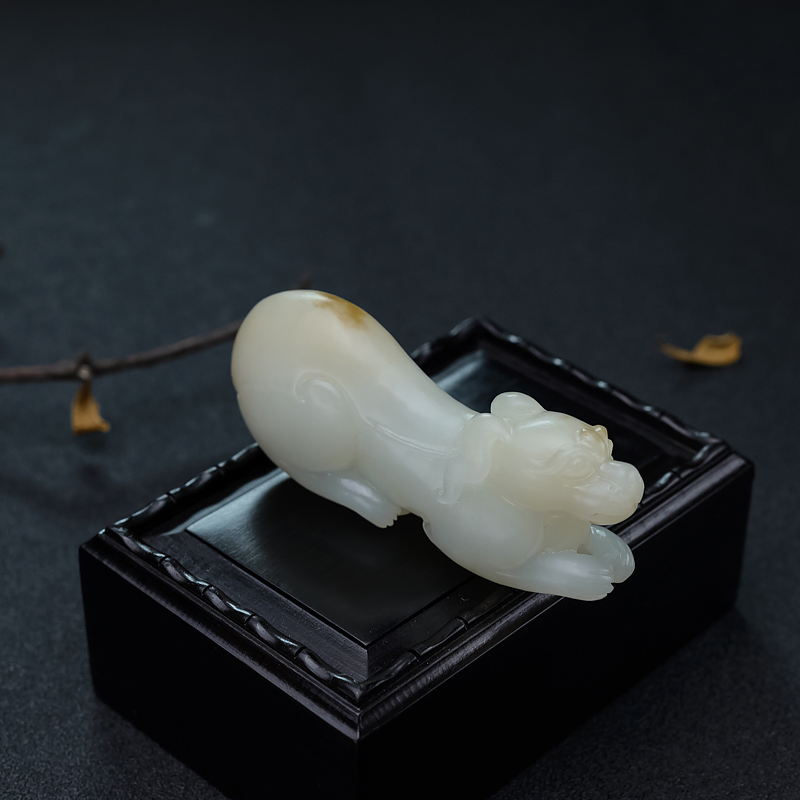 俏色和田玉旺财吊坠-红掌柜