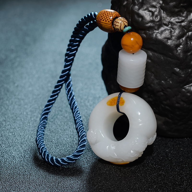 和田玉貔貅扣手把件-红掌柜