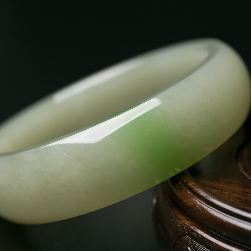 天然和田玉雕花扁镯-红掌柜