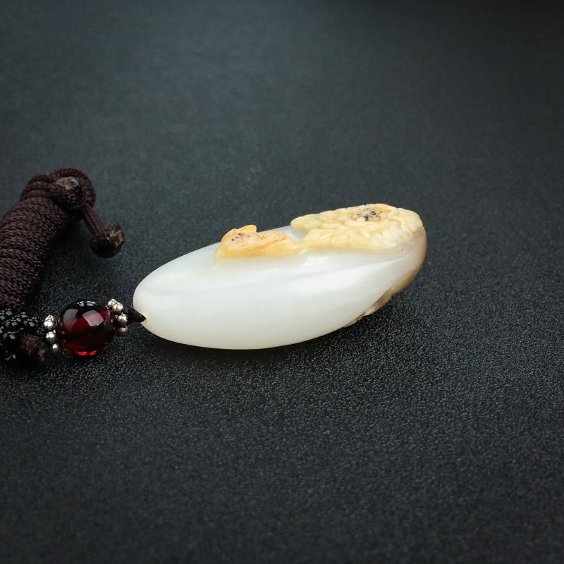 俄料俏色山料和田玉吊坠-红掌柜