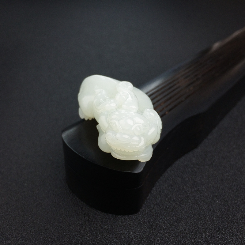 俄料天然山料白玉貔貅吊坠-红掌柜