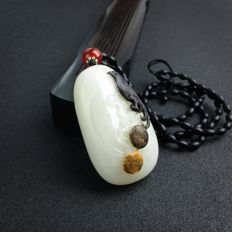 天然山料俏色和田玉鹊登枝头吊坠-红掌柜