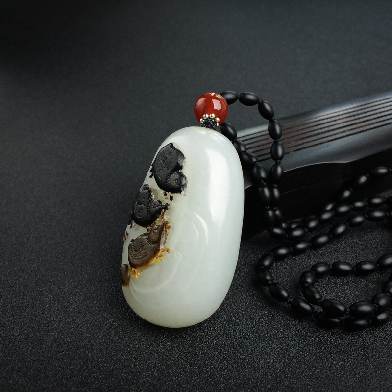 俄料山料俏色和田玉位及三公吊坠-红掌柜