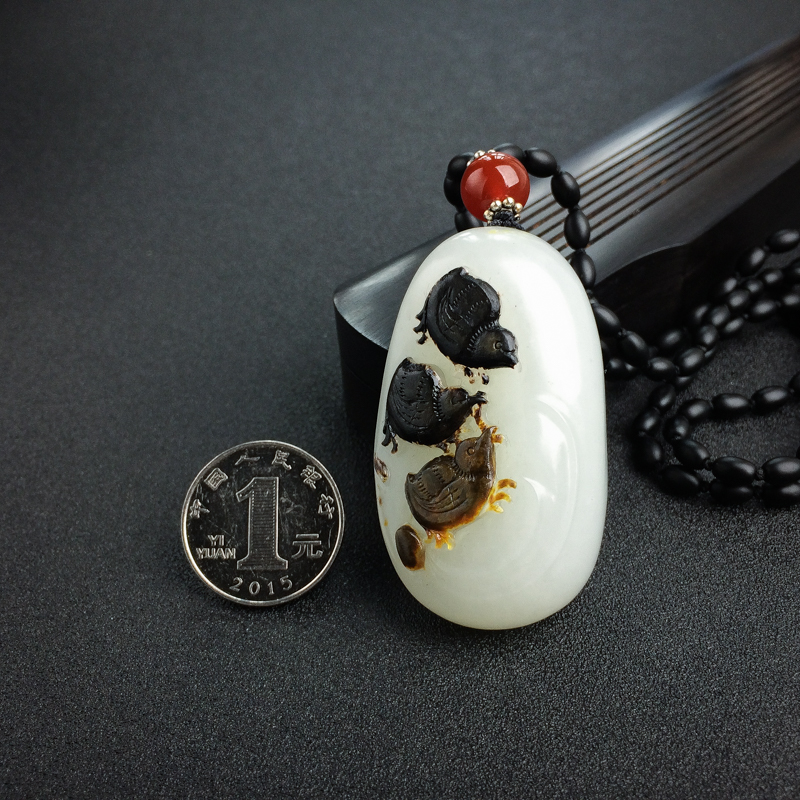 俏色和田玉位及三公吊坠-红掌柜