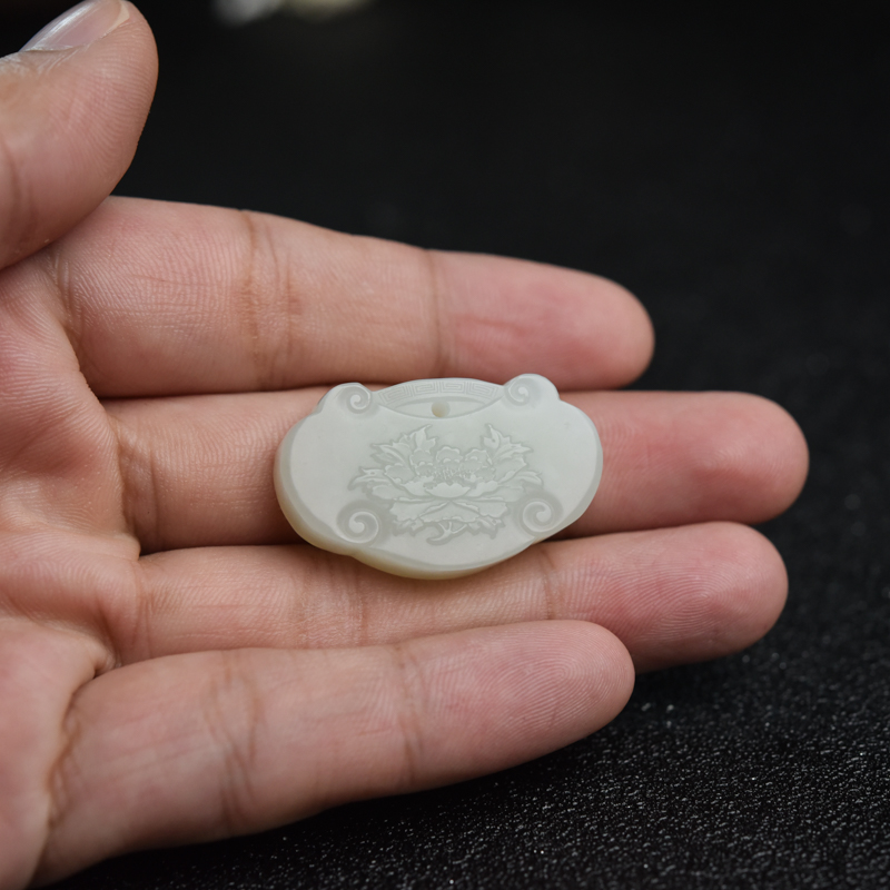 天然山料和田白玉如意锁吊坠-红掌柜