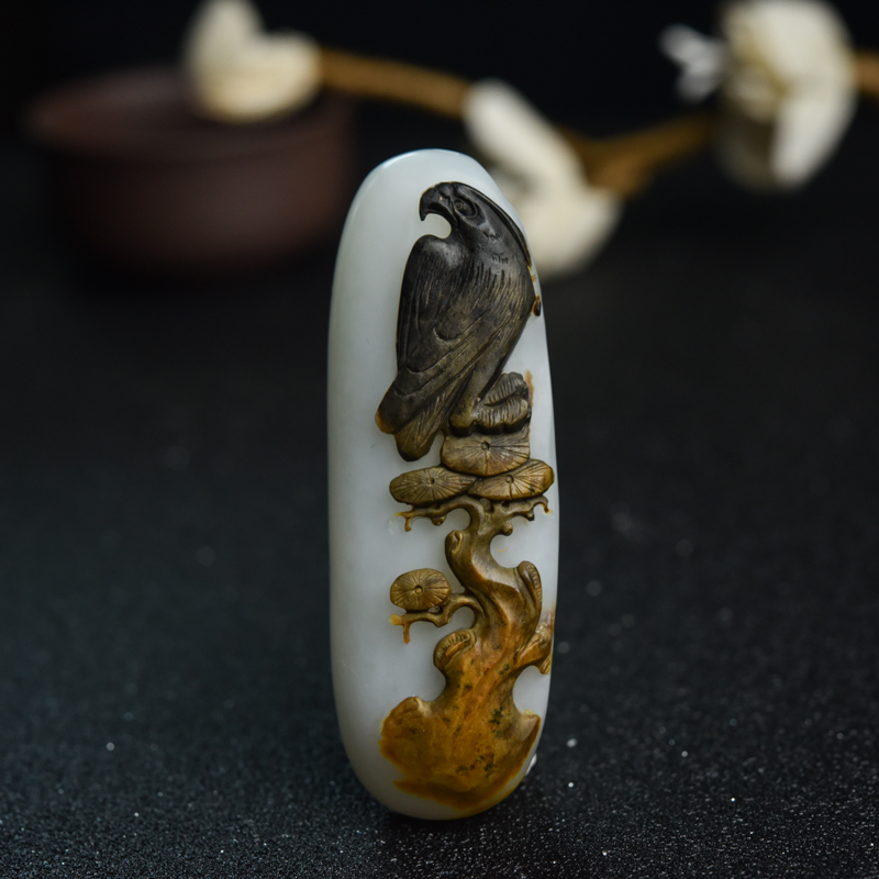 山料俏色和田玉鹰吊坠-红掌柜