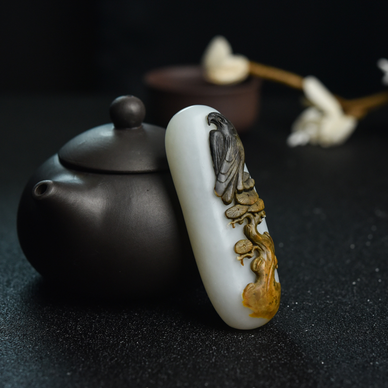 天然山料俏色和田玉鹰吊坠-红掌柜