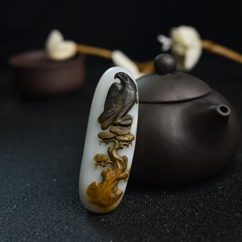 山料天然俏色和田玉鹰吊坠-红掌柜