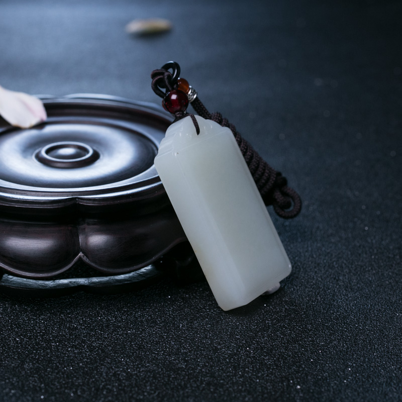 和田玉无事牌吊坠-红掌柜