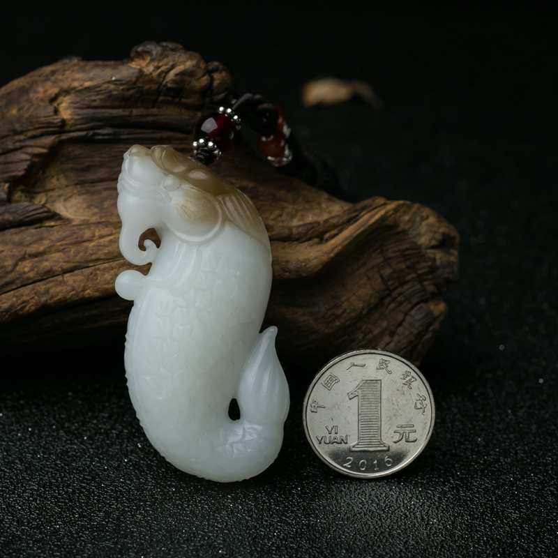 山料俏色和田玉鱼变龙挂坠-红掌柜