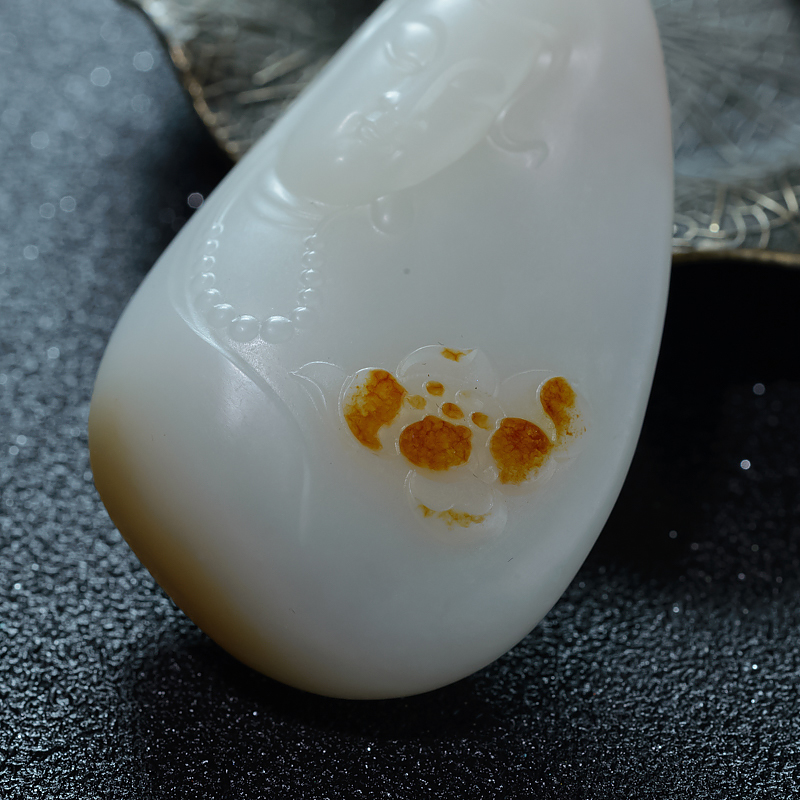 俄罗斯山料俏色和田玉观音吊坠-红掌柜