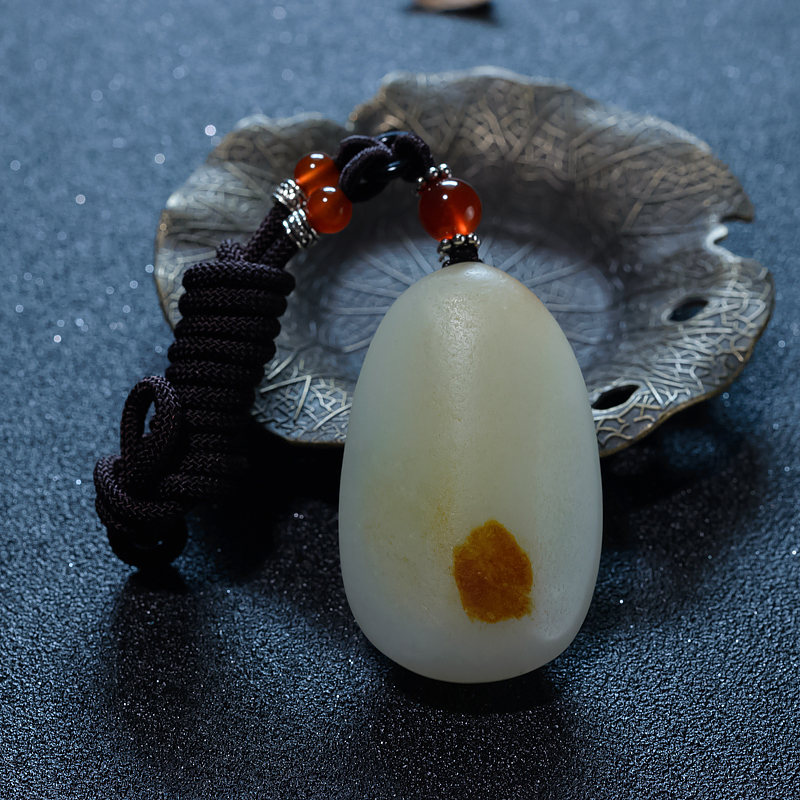 天然俄罗斯俏色和田玉福在眼前吊坠-红掌柜