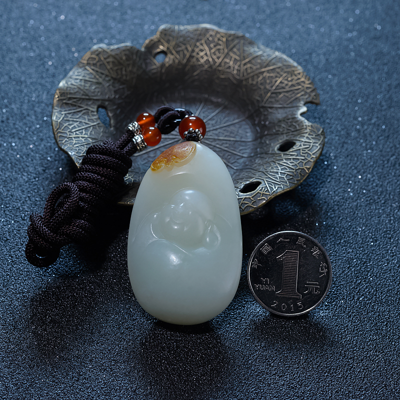 天然俄罗斯山料俏色和田玉福在眼前吊坠-红掌柜