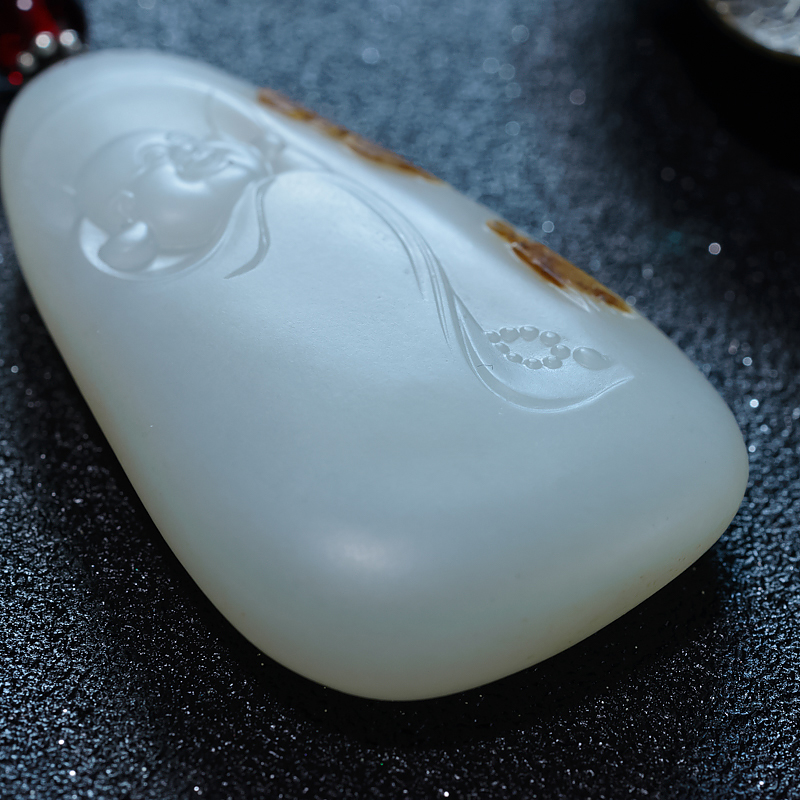 俄罗斯山料俏色和田玉福在眼前吊坠-红掌柜