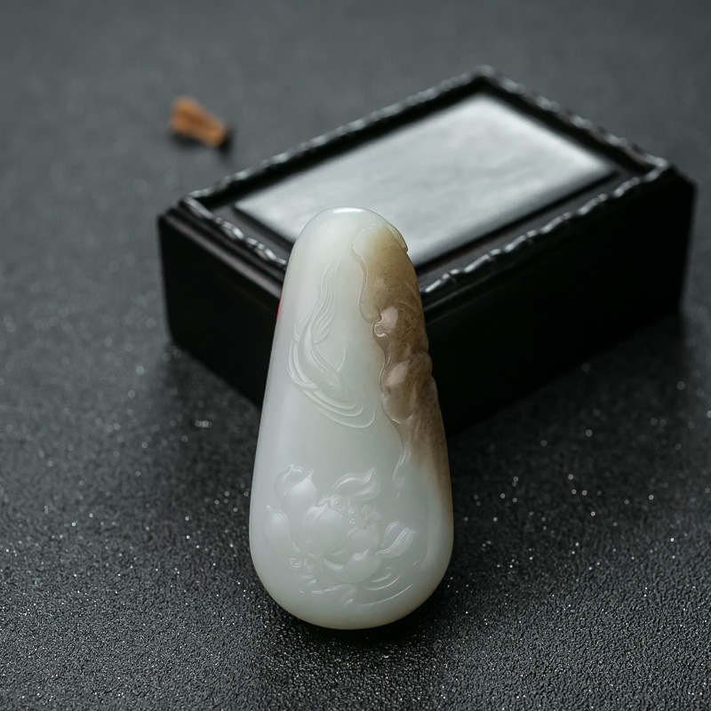 山料俏色和田玉连年有余吊坠-红掌柜