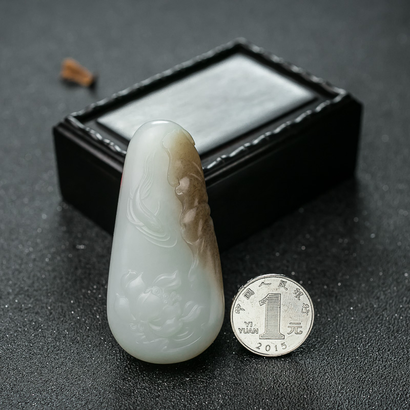 山料俏色和田玉连年有余挂坠-红掌柜