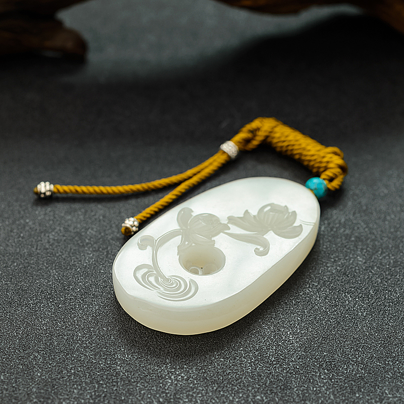 新疆籽料和田玉镂雕莲花吊坠 - 红掌柜