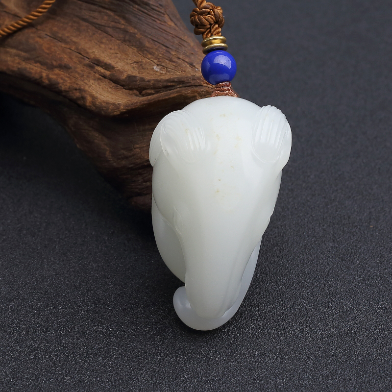 新疆天然籽料和田白玉洋洋得意吊坠-红掌柜