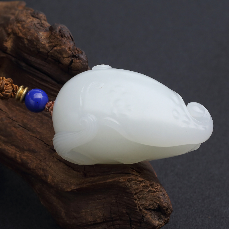 新疆天然和田白玉洋洋得意吊坠-红掌柜