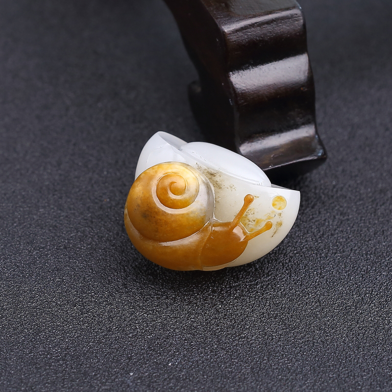 籽料俏色和田白玉蜗牛吊坠-红掌柜
