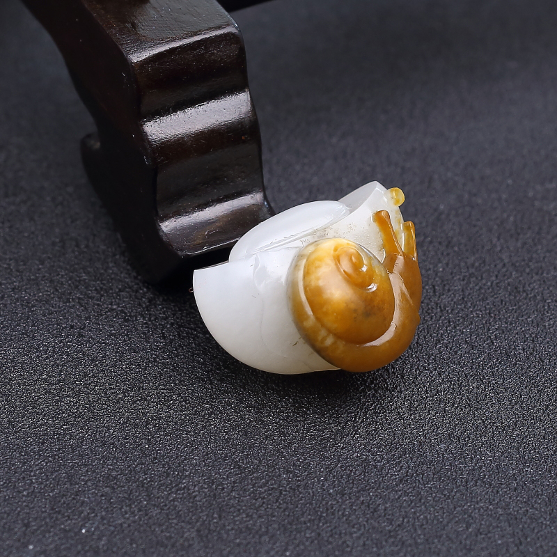 新疆俏色和田白玉蜗牛吊坠-红掌柜