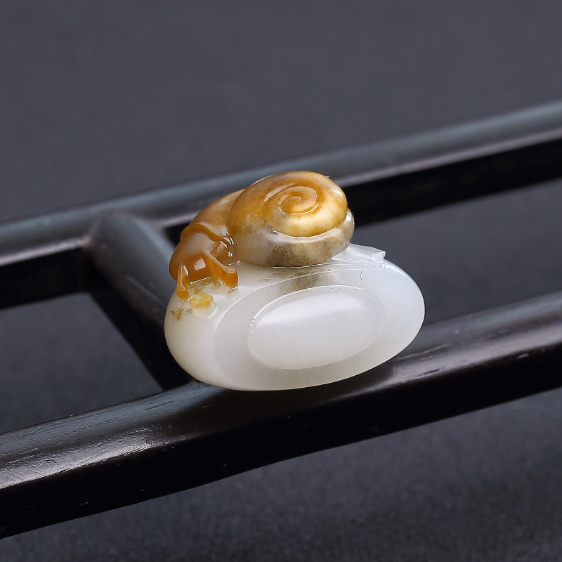 俏色和田白玉蜗牛吊坠-红掌柜