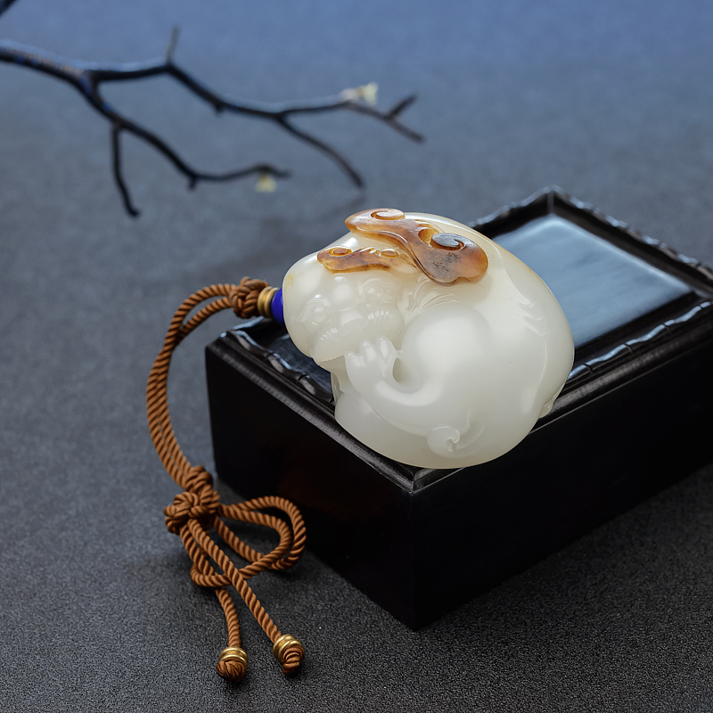 新疆俏色和田玉籽料貔貅吊坠-红掌柜
