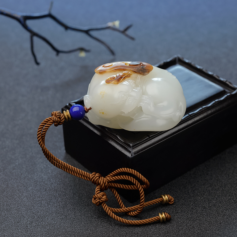 俏色和田玉籽料貔貅吊坠-红掌柜