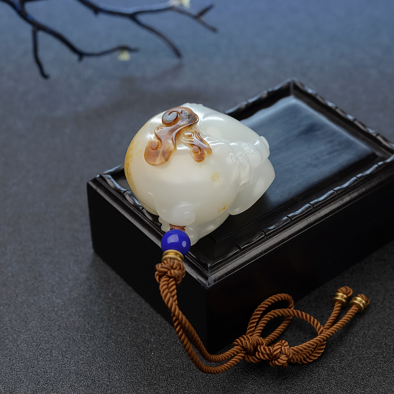 新疆俏色和田玉貔貅吊坠-红掌柜