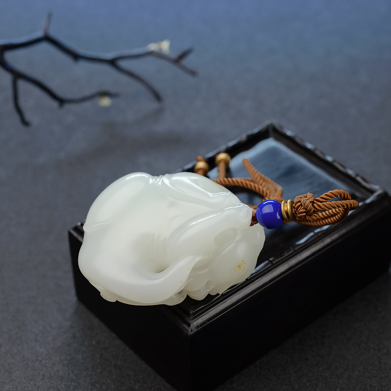 新疆俏色和田玉籽料吊坠-红掌柜