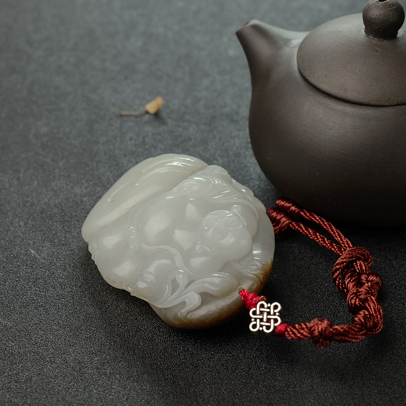 天然俏色和田玉籽料佛吊坠-红掌柜