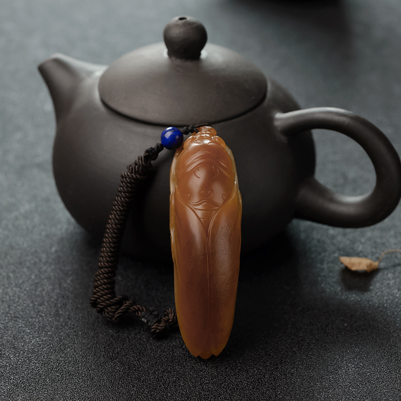 新疆俏色和田玉籽料一鸣惊人吊坠-红掌柜