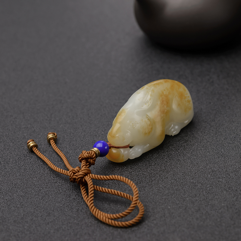 俏色和田玉籽料灵兔献瑞吊坠-红掌柜