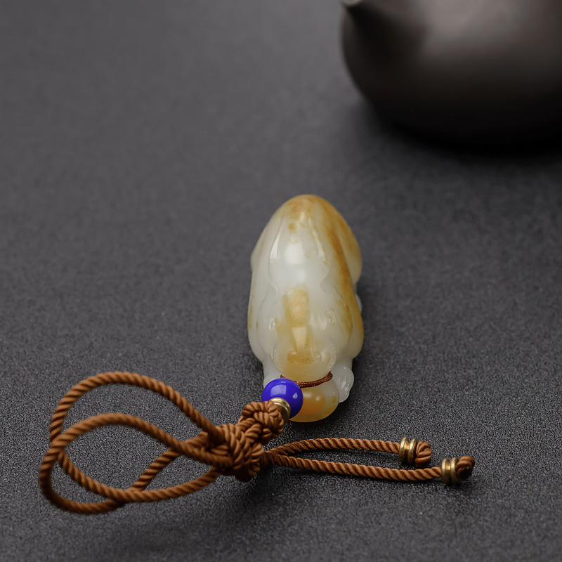 新疆俏色和田玉籽料吊坠-红掌柜