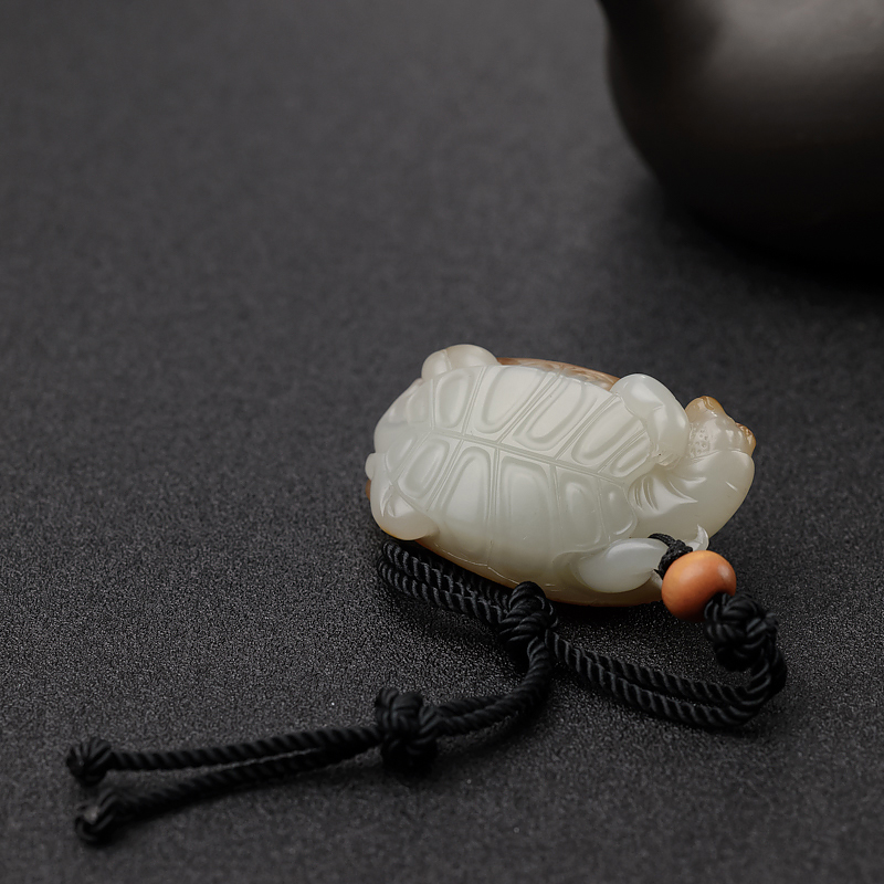 新疆天然俏色和田玉乌龟吊坠-红掌柜