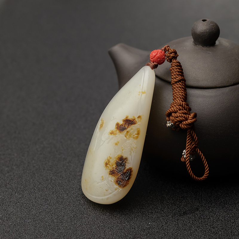 俏色和田玉籽料山水意境吊坠-红掌柜