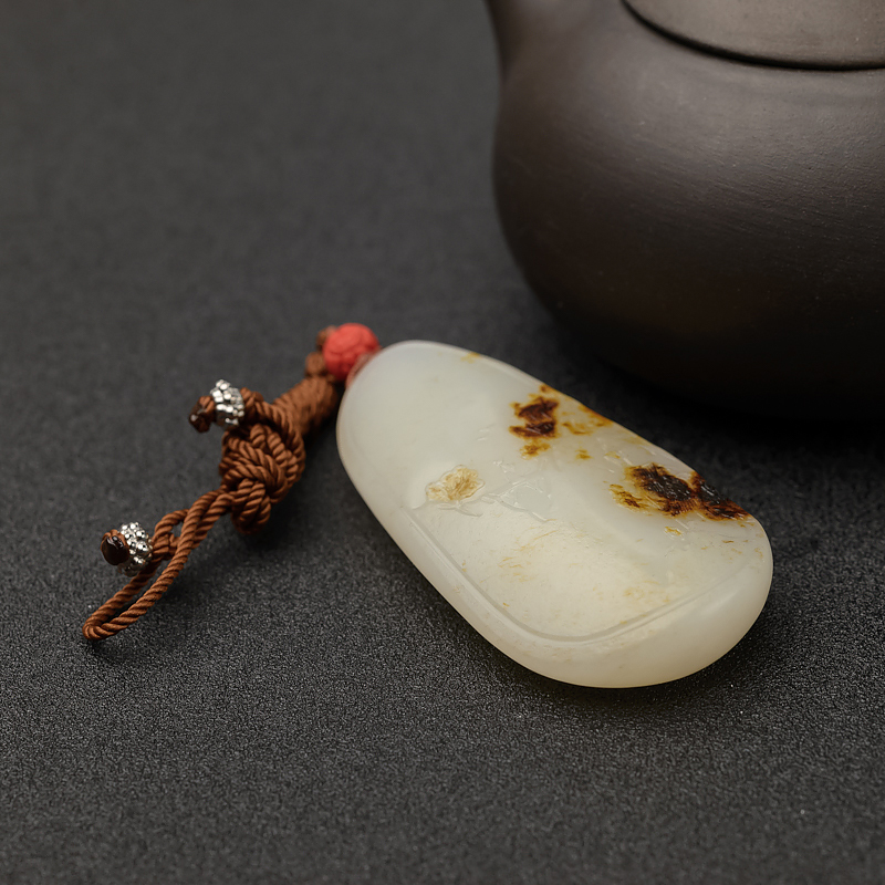 新疆俏色和田玉籽料吊坠-红掌柜