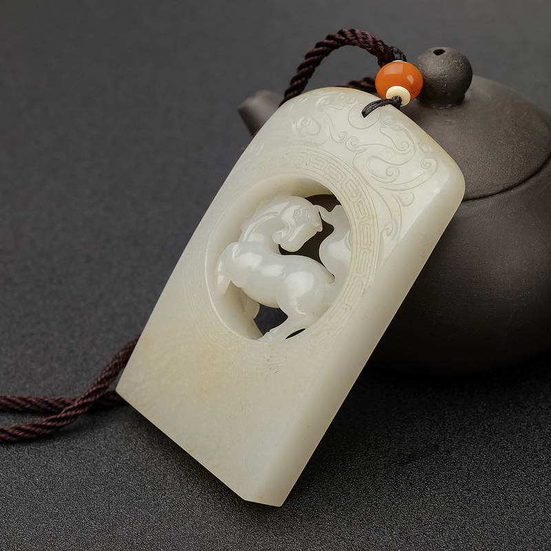天然和田白玉籽料镂雕马牌吊坠-红掌柜