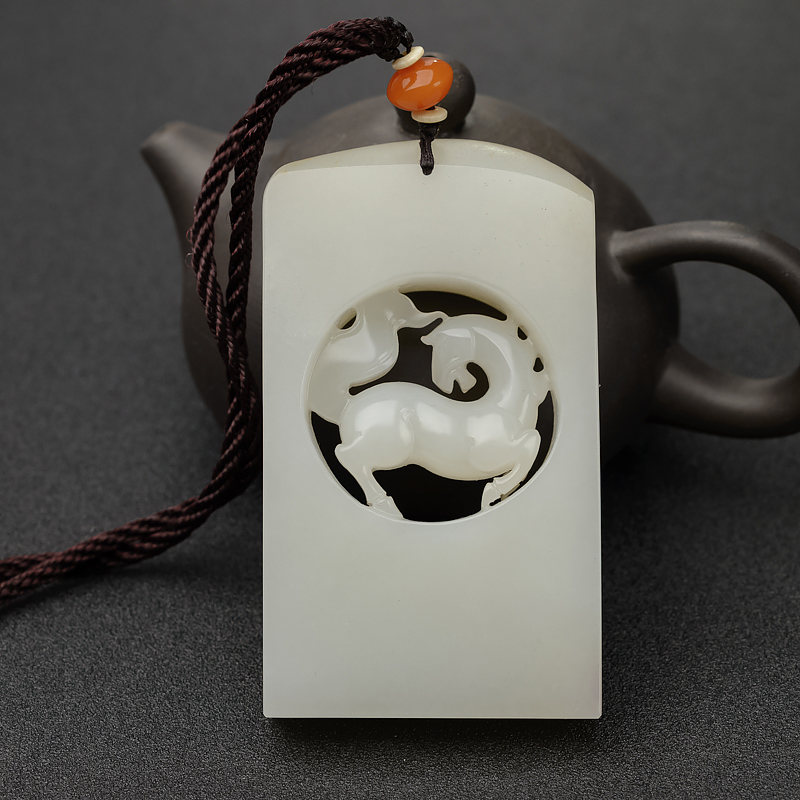 新疆天然和田白玉镂雕马牌吊坠-红掌柜