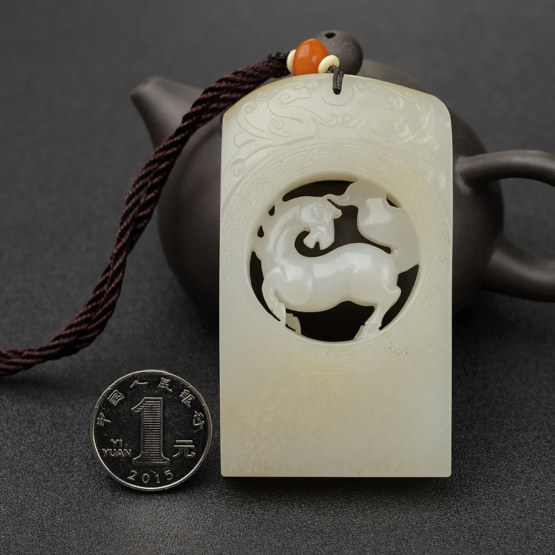 和田白玉籽料镂雕马牌吊坠-红掌柜