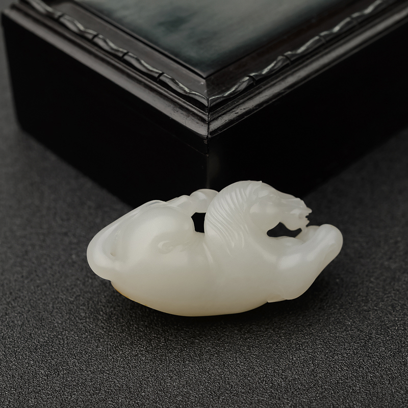 新疆天然和田白玉马吊坠-红掌柜