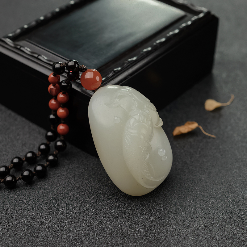 新疆和田玉一鸣惊人吊坠-红掌柜