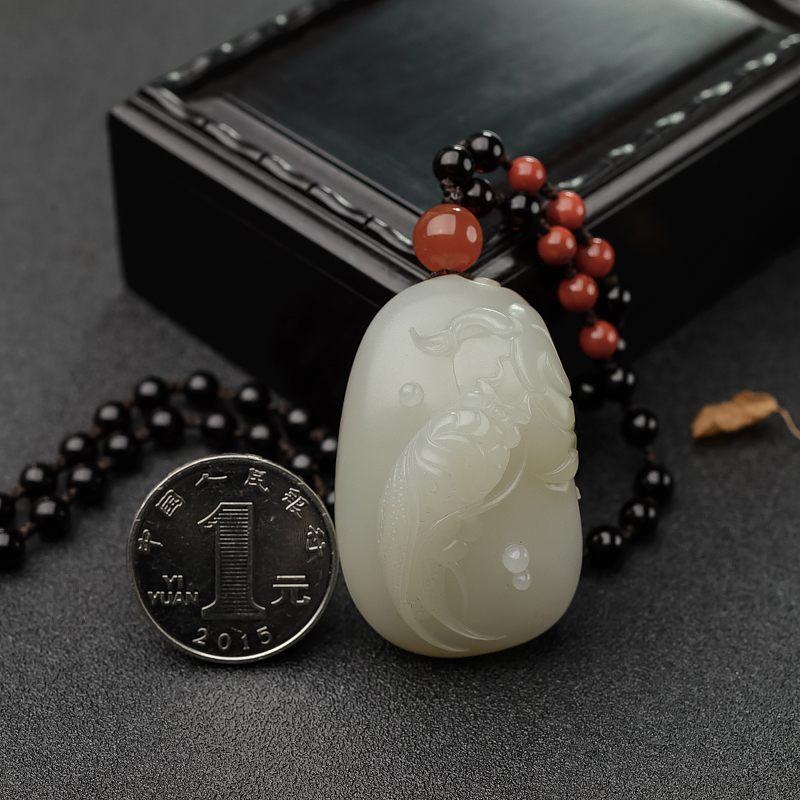 和田玉一鸣惊人吊坠-红掌柜